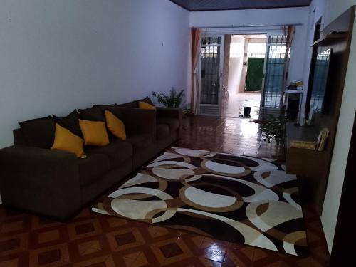 a living room with a couch and a rug at Elizondopousada03 in Belém