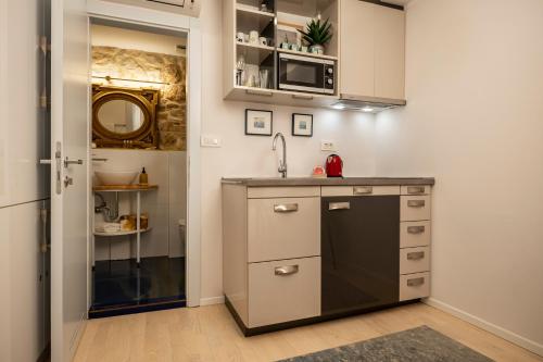 ロヴィニにあるAntiche Muraのシンクとカウンタートップのあるキッチン