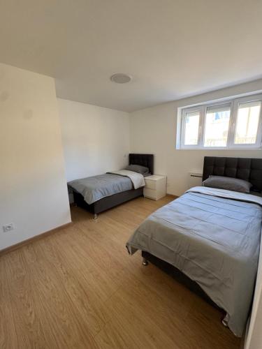 une chambre avec deux lits et deux fenêtres dans l'établissement Grand T2 rénové Cœur de St-Priest Avec Parking, à Saint-Priest