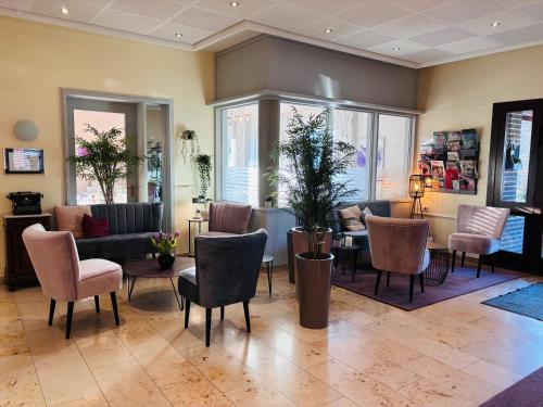 a lobby with a waiting room with a table and chairs at Hotel Alte Post in Krefeld