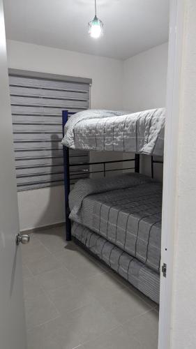 a room with two bunk beds in a room at Casa de Vacaciones in Cancún