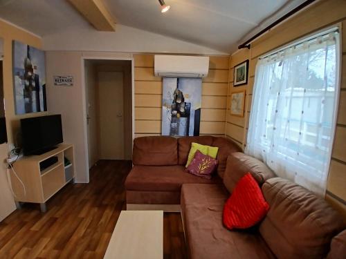 Televisyen dan/atau pusat hiburan di Camping de la cigogne