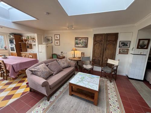 un salon avec un canapé et une table dans l'établissement Villa Thérèse à deux pas du centre ville, à Étaples