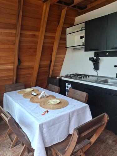 a kitchen with a table with a hat on it at Cabaña Alamo frente al mar in Capurganá