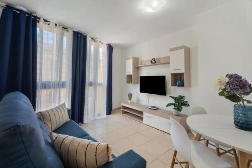a living room with a blue couch and a table at Apartamento Estrella Del Mar in Candelaria