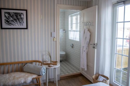a bathroom with a walk in shower and a toilet at Nevlunghavn Gjestgiveri in Nevlunghavn