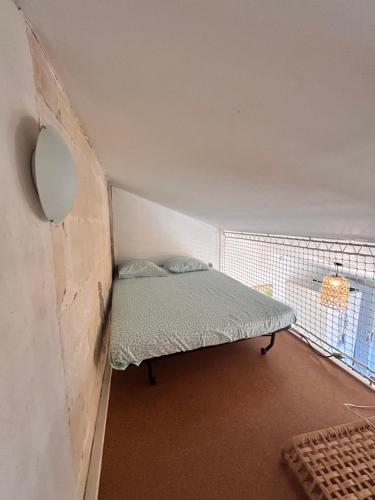 Cette petite chambre comprend un lit d'angle. dans l'établissement Studio Tamaris aux pieds des Arènes, à Arles