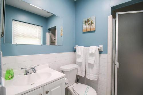 Et badeværelse på Gorgeous 3 BR home minutes from Siesta Key - Edgewater Bungalow