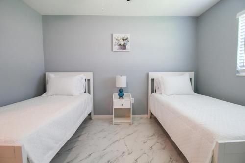 En eller flere senge i et værelse på Gorgeous 3 BR home minutes from Siesta Key - Edgewater Bungalow