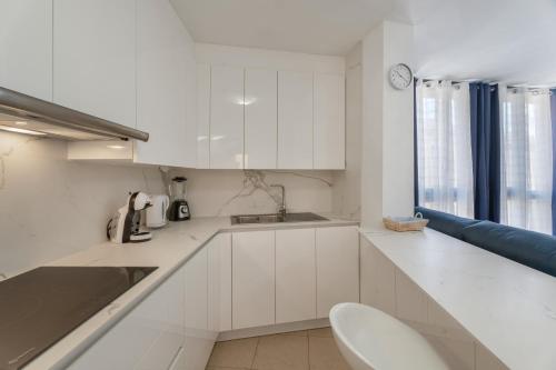 a white kitchen with white cabinets and a sink at Apartamento Estrella in Candelaria