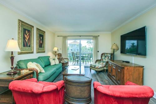 Μια τηλεόραση ή/και κέντρο ψυχαγωγίας στο Sanibel Island condo steps from the beach