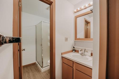 ein Badezimmer mit Waschbecken, Dusche und Spiegel in der Unterkunft 88SW - WIFI with Great Resort Amenities in Deming