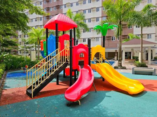 un parco giochi con scivolo di Meraki Stays - ETANA - SMDC Hope Residences a Trece Martires