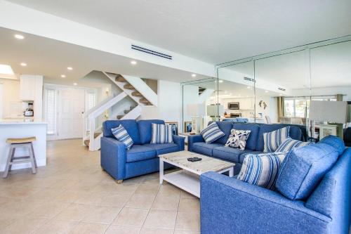 Ruang duduk di Secluded gulf-front retreat with stunning ocean views - Sanibel Island GB#1
