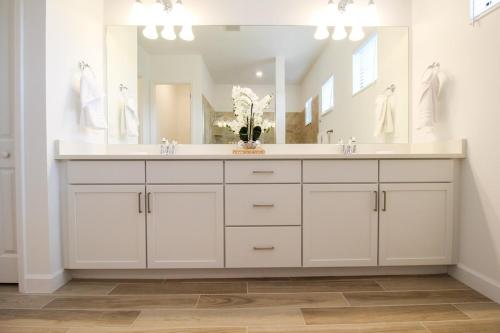 Фотография из галереи Exquisite waterfront 3BR pool home in Lorraine Lakes в городе Брейдентон