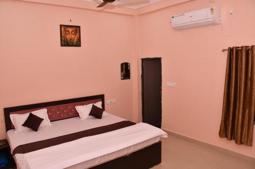 Postel nebo postele na pokoji v ubytování Shree Ram Shabd Guest House