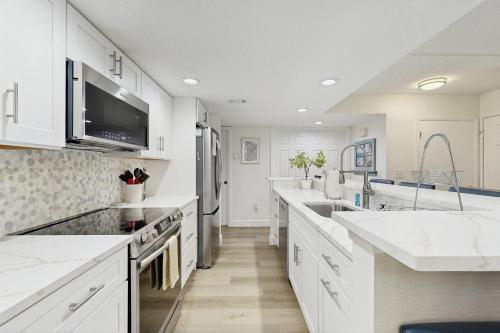 Η κουζίνα ή μικρή κουζίνα στο Fully-Renovated Stunning Modern Beach Condo w/ Pool on Amelia Island