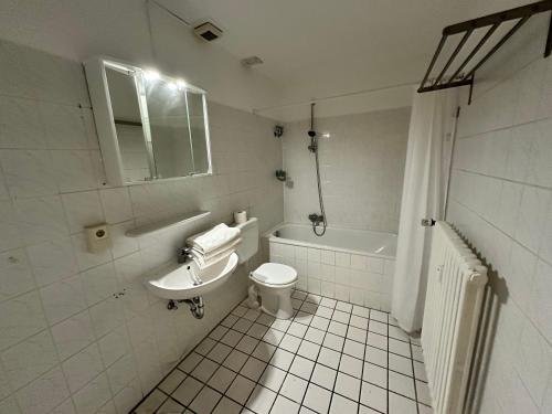 biała łazienka z toaletą i umywalką w obiekcie Loft Living - Köln - Ehrenfeld w Kolonii