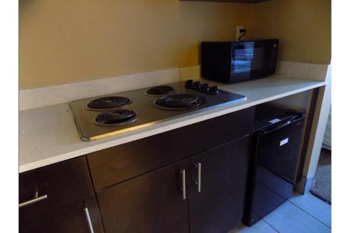 Η κουζίνα ή μικρή κουζίνα στο Moulton Inn & Suites By OYO Near Shiner TX