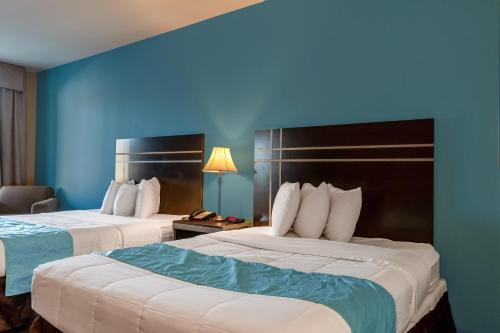 Ένα ή περισσότερα κρεβάτια σε δωμάτιο στο Moulton Inn & Suites By OYO Near Shiner TX