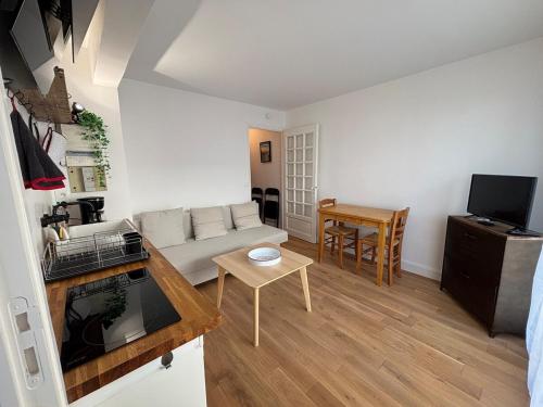 un salon avec un canapé et une table dans l'établissement Les Ondines, à Le Touquet-Paris-Plage