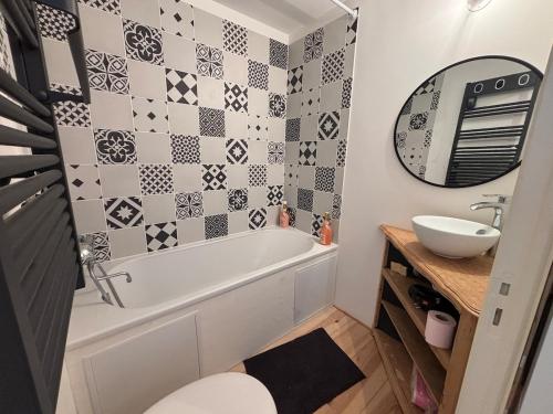 une salle de bain avec une baignoire et un lavabo dans l'établissement Les Ondines, à Le Touquet-Paris-Plage