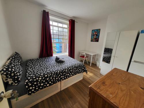 a bedroom with a bed and a window at Marvellous property for 8 people in Battersea - Zone 1, 3 min walking from the main Station in London
