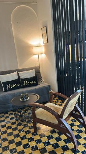 un salon avec un canapé, une table et une chaise dans l'établissement Légèreté aux Mûriers, au Lavandou