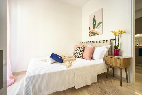 Modern 2BR Apartment with Balcony Near Metro