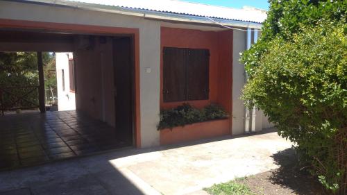 een huis met een open deur en een raam bij Casa de Olga in Tandil