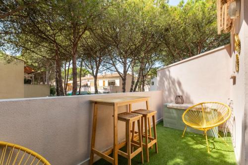 une petite arrière-cour avec une table et des chaises sur l'herbe dans l'établissement Cap Vert - Close to the naturist village, au Cap d'Agde