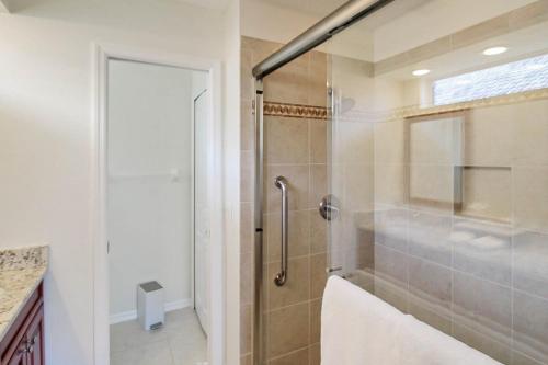 Vannituba majutusasutuses Charming Home In Wexford On The Green