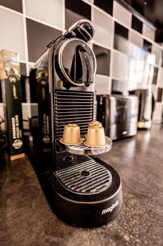 un grille-pain posé sur un comptoir de cuisine dans l'établissement Smart Monaco Holiday, 6 Pax, Bnb Rickeys, à Beausoleil