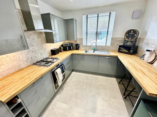 Η κουζίνα ή μικρή κουζίνα στο Luxury 2 beds, en suite & garden