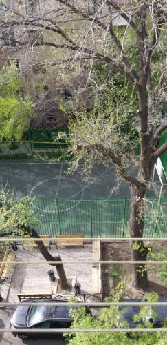 un'auto parcheggiata in un parcheggio vicino a un albero di Bright Modern 2-Bedroom Apartment the center Nalbandyan and Sayat-Nova a Yerevan