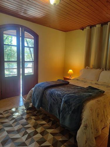 a bedroom with a large bed in a room at Chale Chez Nous in Monte Verde