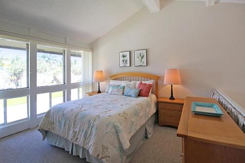 Ένα ή περισσότερα κρεβάτια σε δωμάτιο στο Gorgeous 2BR townhouse minutes to Lido Beach