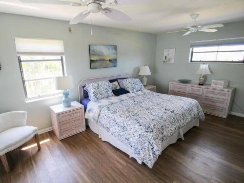 Un dormitorio con una cama y un ventilador de techo. en Spacious 3BR pool home on Sanibel Island - 10 min walk to beach, en Ybel