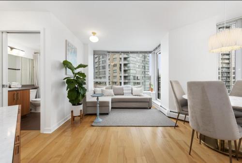 Gallery image of Lovely One-Bedroom Apartment with Pool, Hot Tub, and Gym in the Heart of Downtown, skytrain 3min away in Vancouver