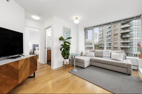 Gallery image of Lovely One-Bedroom Apartment with Pool, Hot Tub, and Gym in the Heart of Downtown, skytrain 3min away in Vancouver
