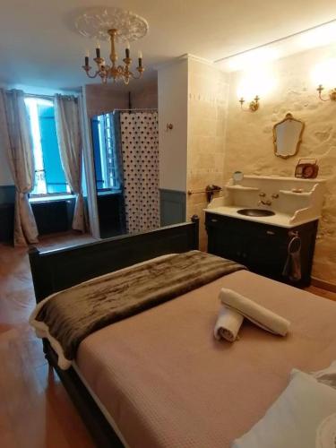 une chambre avec un lit, un lavabo et un miroir dans l'établissement La belle époque, à Le Fouilloux