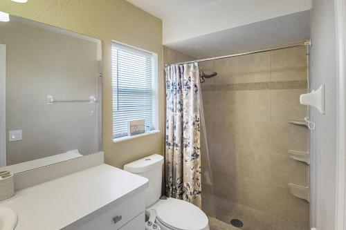 Ένα μπάνιο στο Charming Port Charlotte 3BR pool home