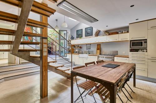 une cuisine avec une table en bois et un escalier dans l'établissement Basilique du Sacré-Cœur, 9 min à pied, à Paris