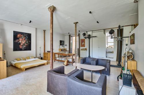 un salon avec un lit, une table et des chaises dans l'établissement Basilique du Sacré-Cœur, 9 min à pied, à Paris