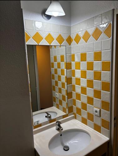 une salle de bain avec un lavabo et un miroir dans l'établissement Appartement 4 personnes ,résidence vue mer et jardin, piscine, parking, à Cannes