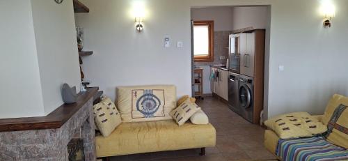 ein Wohnzimmer mit Couch und Küche in der Unterkunft Villa BelleVue in Platja  d'Aro