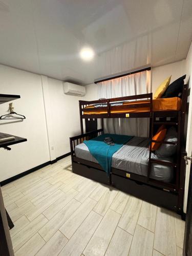 Una cama o camas en una habitación de Drift Away Lodge CR