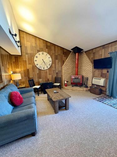 Posezení v ubytování Winter Vacation Get Away I Alpen Villas at Powderhorn Mountain