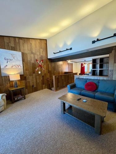 Posezení v ubytování Winter Vacation Get Away I Alpen Villas at Powderhorn Mountain