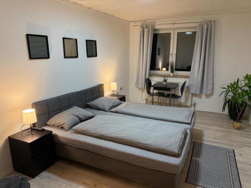 Un dormitorio con una cama y una mesa dentro. en Pension Engin, en Braunau am Inn